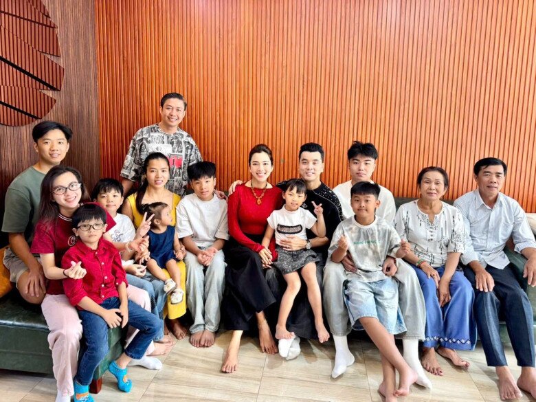 Gia đình tiễn con trai Kim Cương đi Mỹ du học.