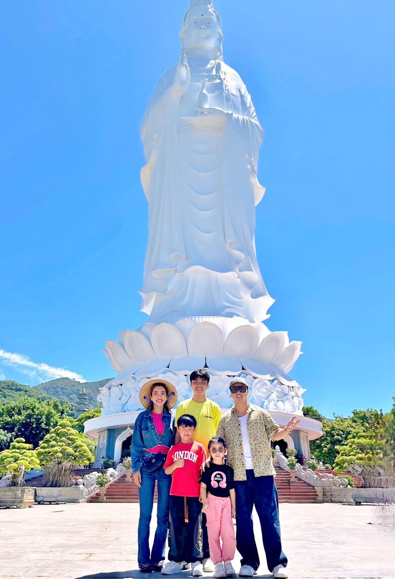 Cả 2 thường xuyên đưa các con đi du lịch.