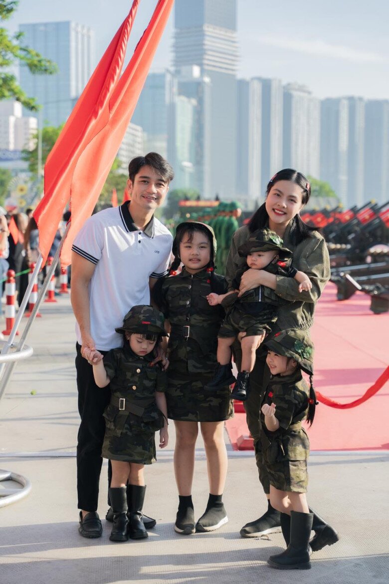 Gia đình hạnh phúc của Vân Trang và ông xã doanh nhân.
