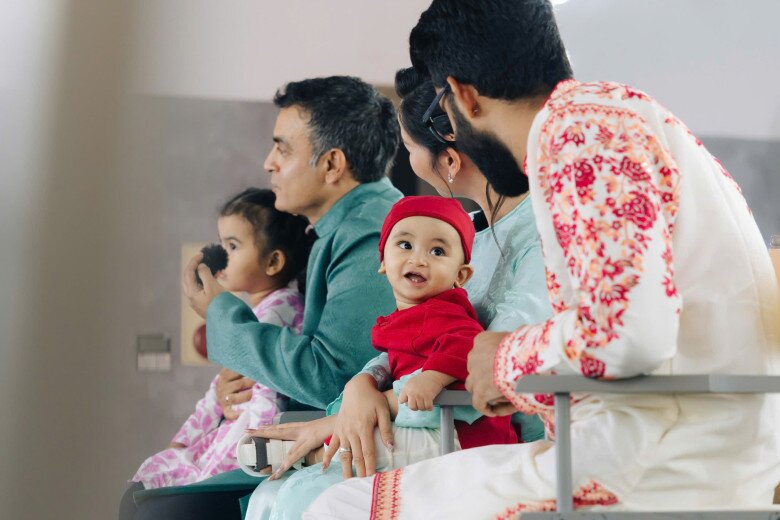 Chồng con nữ ca sĩ diện áo dài để cổ vũ cô.