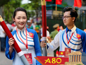 Dàn BTV VTV tham gia diễu hành A80: Người từng không được lên dẫn vì quá xấu, người thi đỗ 2 trường đại học