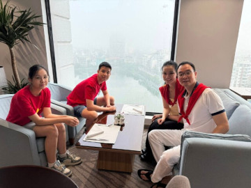 Con trai Hoa hậu Thùy Lâm như người khổng lồ khi chụp ảnh cùng gia đình, mới 14 tuổi đã sắp chạm ngưỡng 1m9