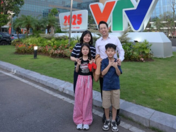 BTV VTV có bố là Giáo sư Toán học khoe gia đình đủ nếp tẻ, 2 con gương mặt xán lạn hưởng gen bố mẹ