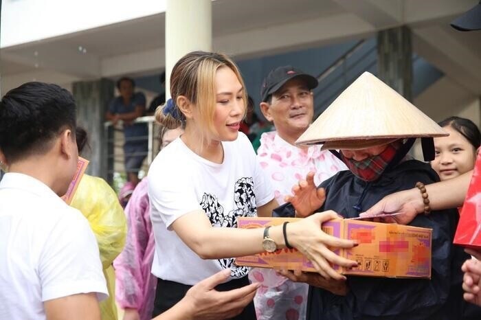 Mỹ Tâm trao quà cho người dân Quảng Nam gặp thiên tai.