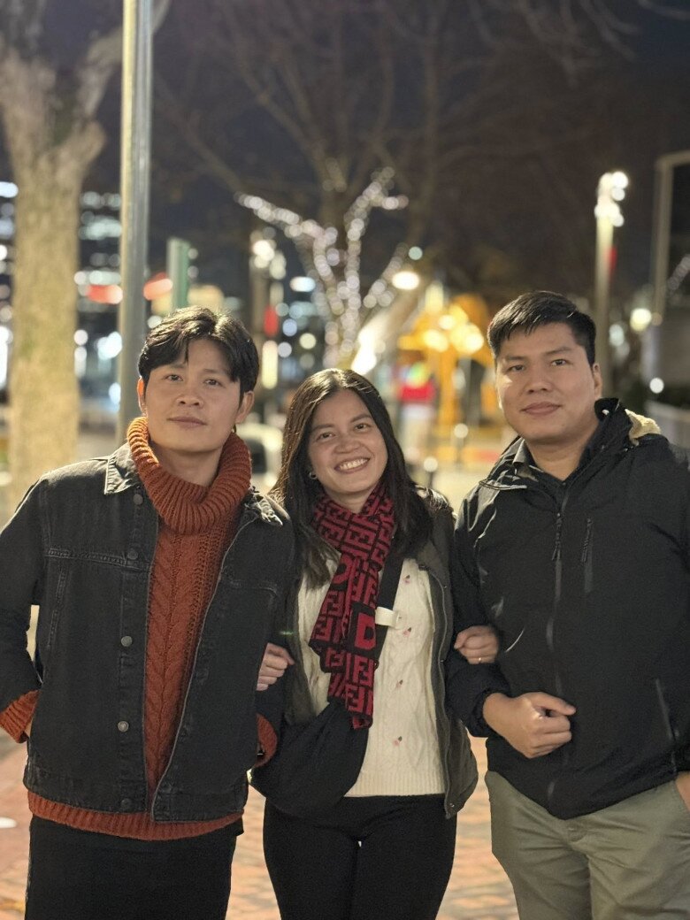 Nam nhạc sĩ chụp ảnh cùng em gái.