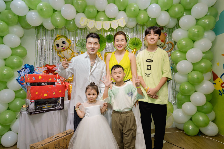 Ưng Hoàng Phúc và Kim Cương có cuộc sống hạnh phúc, đủ đầy khiến nhiều người ngưỡng mộ.