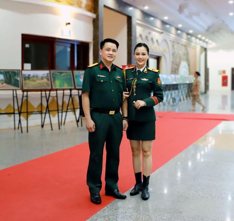 Đới Anh Quân là cấp trên, nhiều lần góp ý với vợ về diễn xuất.