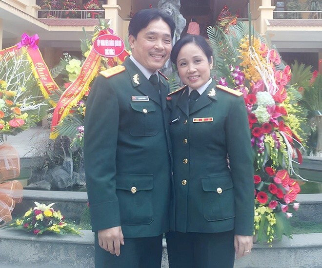NSND Ngọc Thư - NSƯT Minh Tuấn đều mang quân hàm Đại Tá và công tác ở cùng đơn vị.
