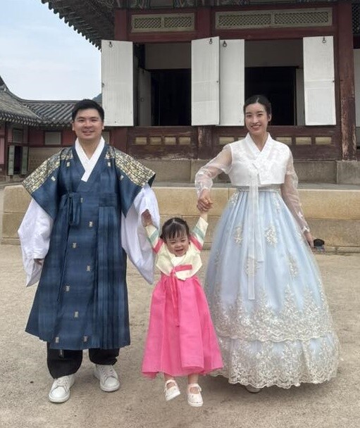 Con gái của Hoa hậu Đỗ Mỹ Linh cười tít mắt khi đi chơi nước ngoài cùng bố mẹ.