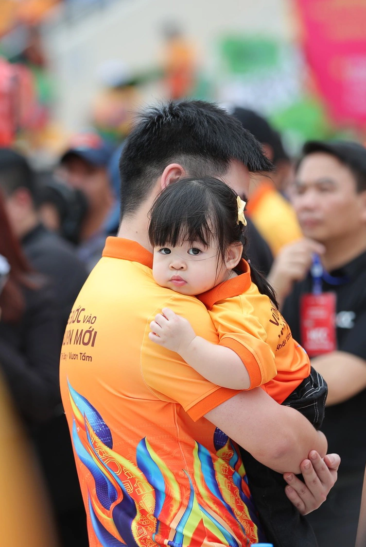 Hình ảnh đáng yêu của bé TiTi khi cùng bố tham dự sự kiện.