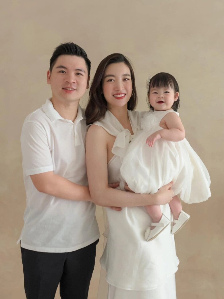 Đỗ Mỹ Linh khoe ảnh cận mặt của con gái khi cô bé tròn 1 tuổi.