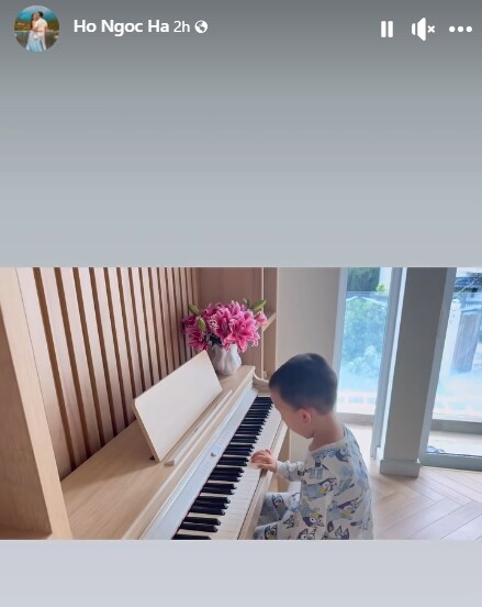 Leon được mẹ dạy đánh đàn piano ngay từ nhỏ.
