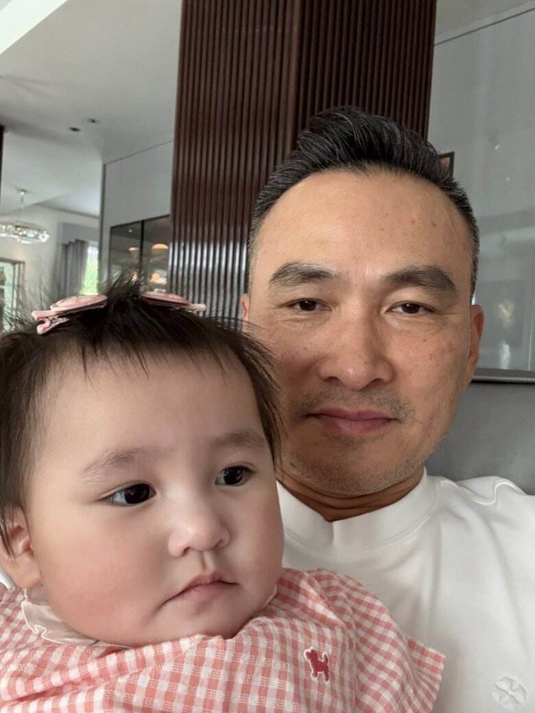 Bé Gia Linh có má bánh bao phúng phính, là bản sao của bố.