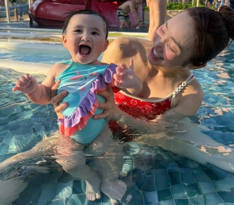 Khuôn mặt đáng yêu của Gia Linh khi được vui đùa dưới nước.