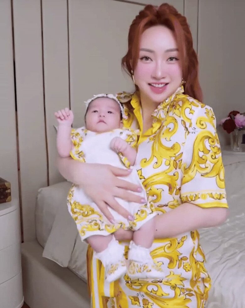 Lý Thùy Chang sắm cả bộ sưu tập hàng hiệu cho ái nữ.