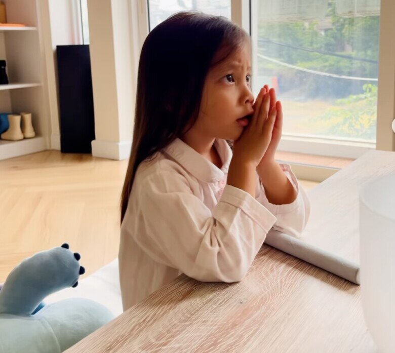 Cô bé thuộc nhiều bài kinh sám hối, tính cách ngoan ngoãn, lễ phép.
