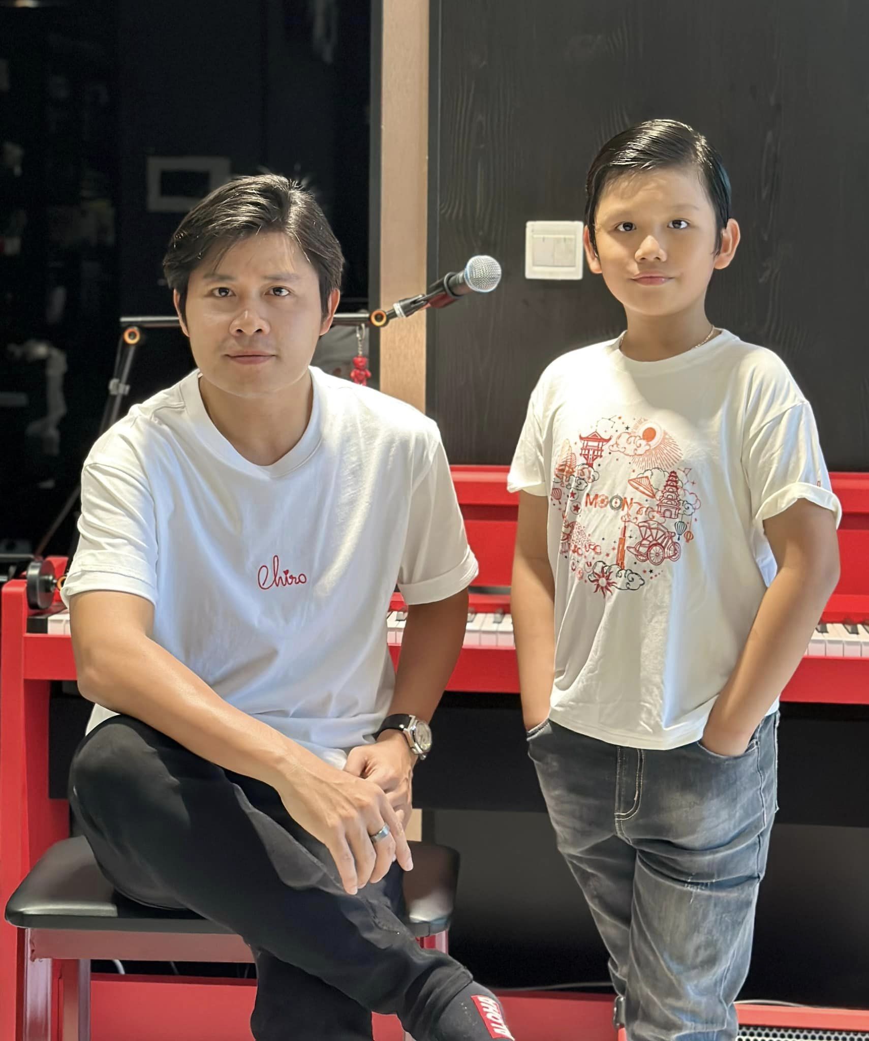 Nam ca sĩ chụp ảnh cùng quý tử Pu.