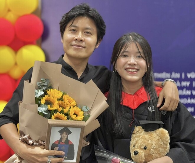 Nhạc sĩ Nguyễn Văn Chung đến dự lễ tốt nghiệp của con gái.