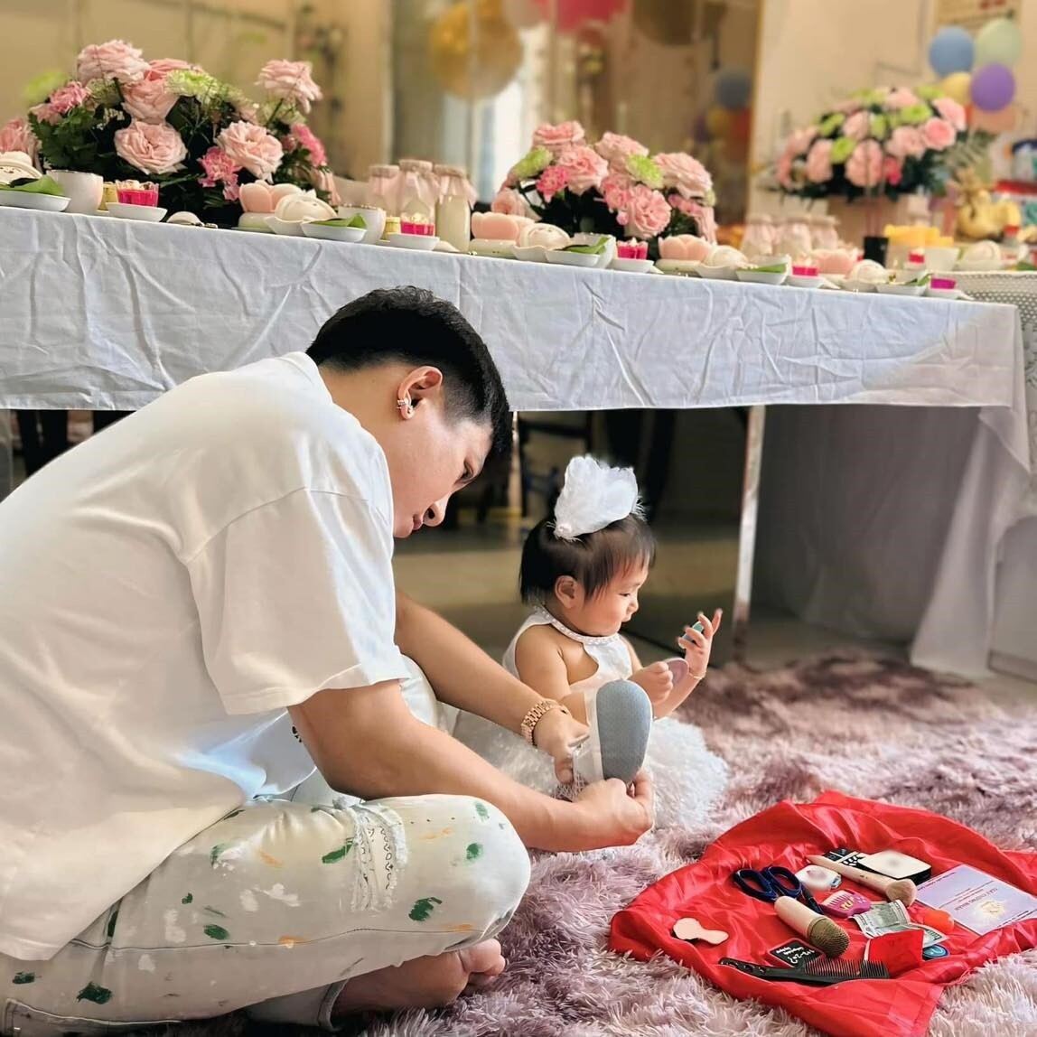 Châu Khải Phong dù bận rộn với công việc nhưng rất cưng chiều ái nữ.