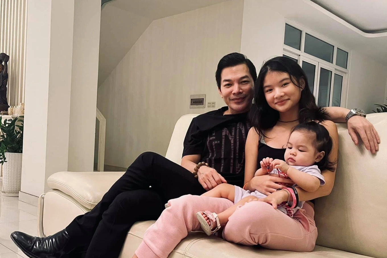Bảo Tiên chụp ảnh cùng bố và em gái chung nửa huyết thống.