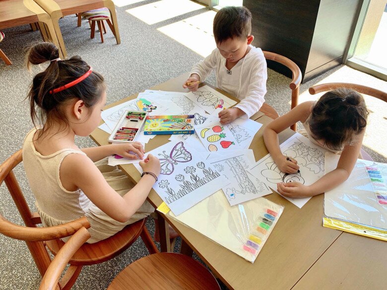 Các con nhà nam đạo diễn đều mê vẽ, dù đi du lịch vẫn thích ngồi vẽ.