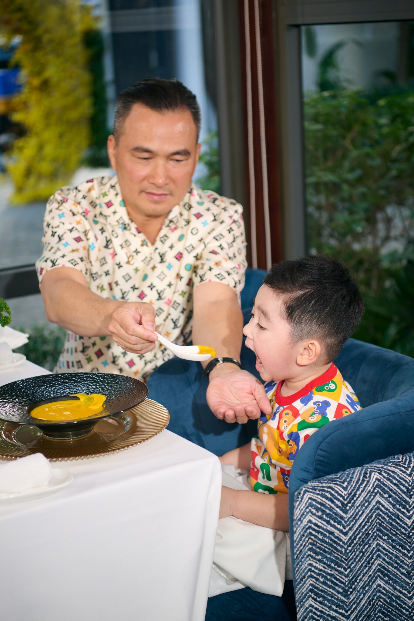 Chi Bảo chăm bẵm quý tử vô cùng chu đáo.
