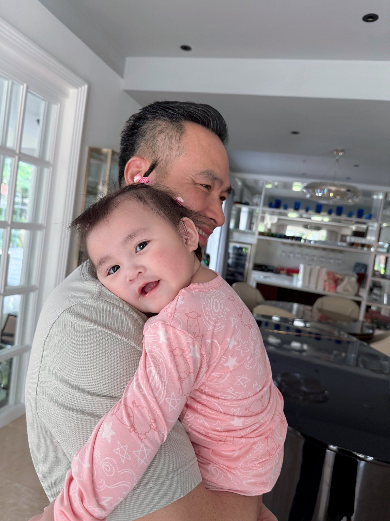 Cô bé Gia Linh rất bám bố.