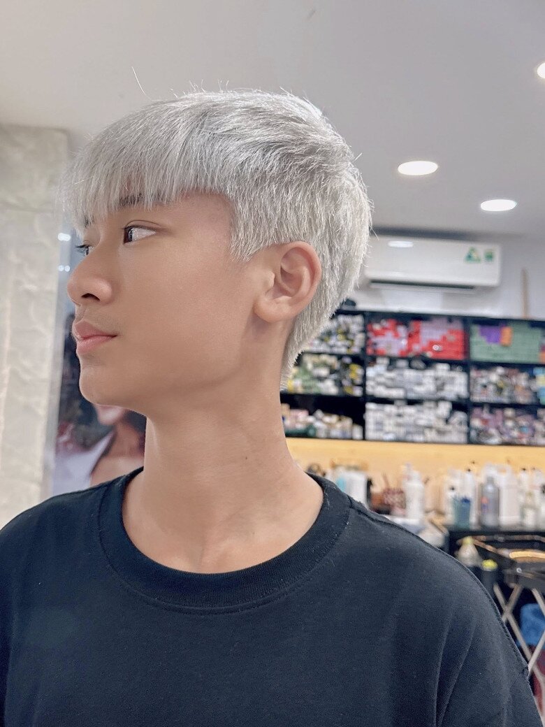 Con trai Lệ Quyên nhuộm tóc bạc, có ngoại hình cá tính.