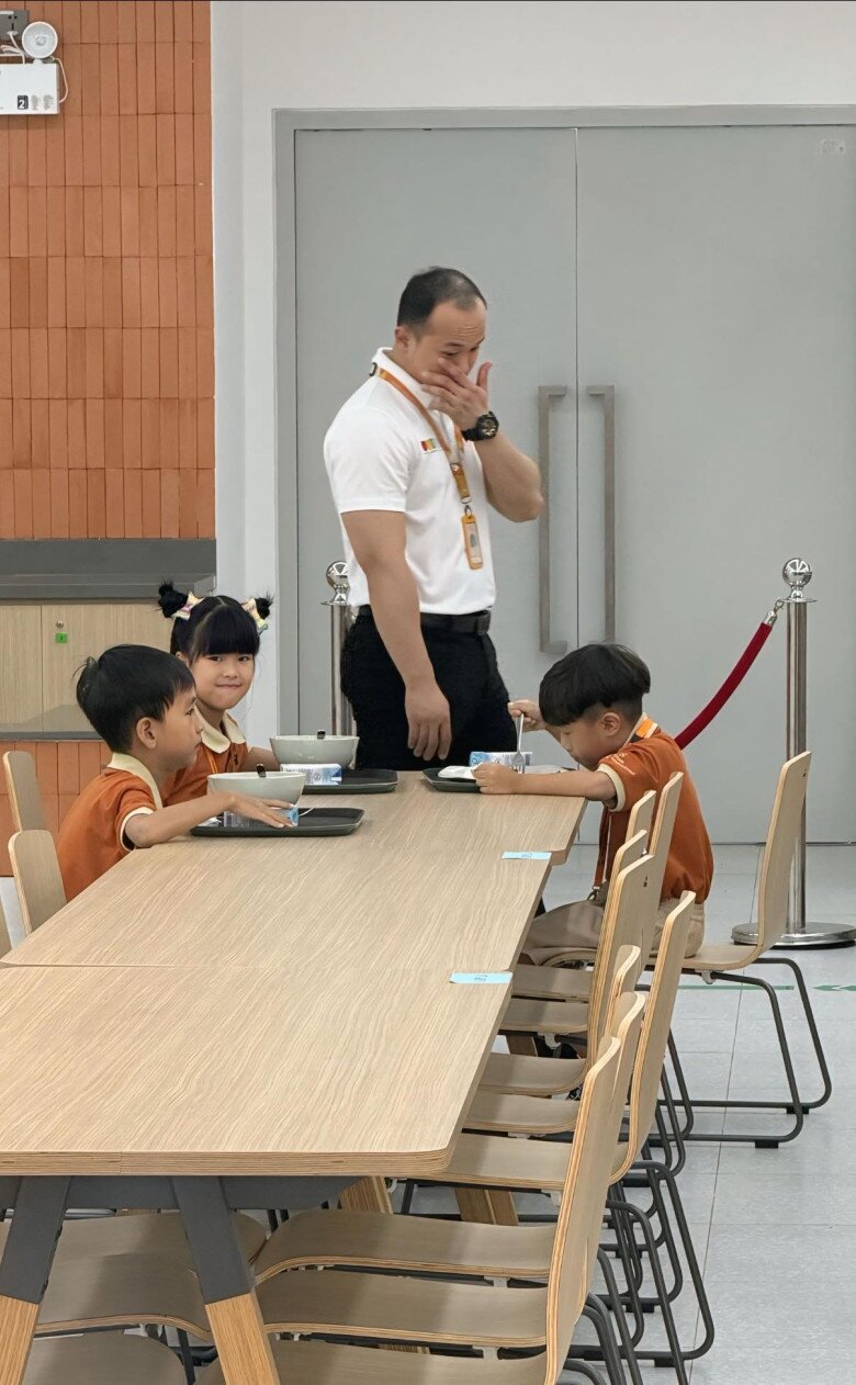 Bông cũng hòa nhập rất nhanh, ngồi ăn cùng các bạn ở trường mới.