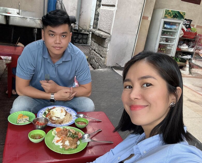 Vợ chồng Lê Phương - Trung Kiên đánh lẻ sau khi đưa con đến trường.