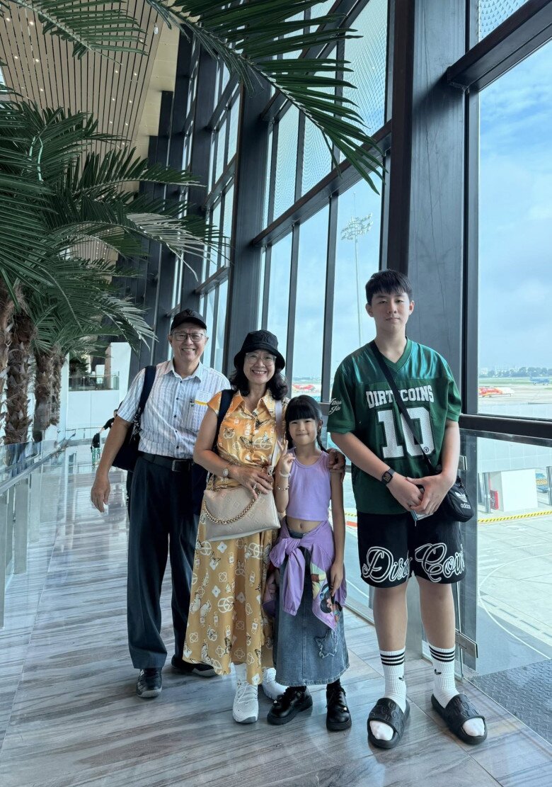 Cà Pháo nhìn cao lớn khi đứng cạnh ông bà ngoại và em gái.