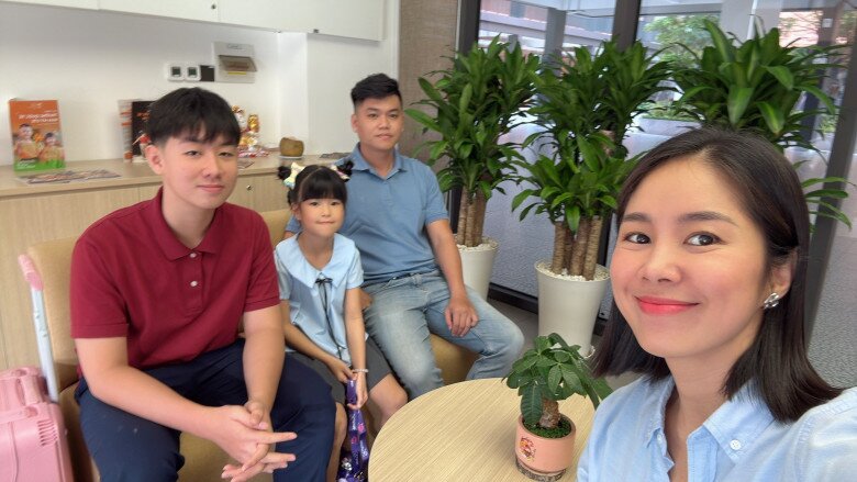 Vợ chồng Lê Phương đưa ái nữ Bông đến trường nhập học.