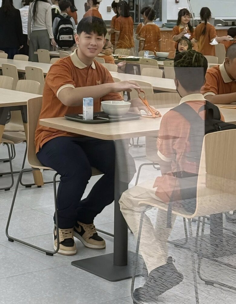 Cà Pháo sở hữu vóc dáng cao lớn, được nhận xét là giống thanh niên 18 tuổi.