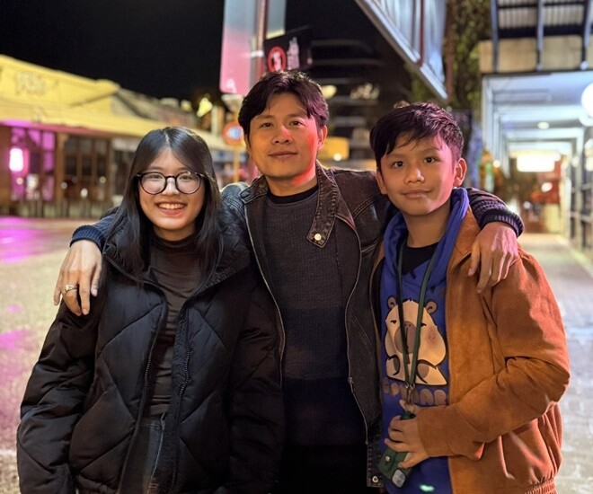 Nguyễn Văn Chung chụp ảnh bên 2 con Suri và Pu.