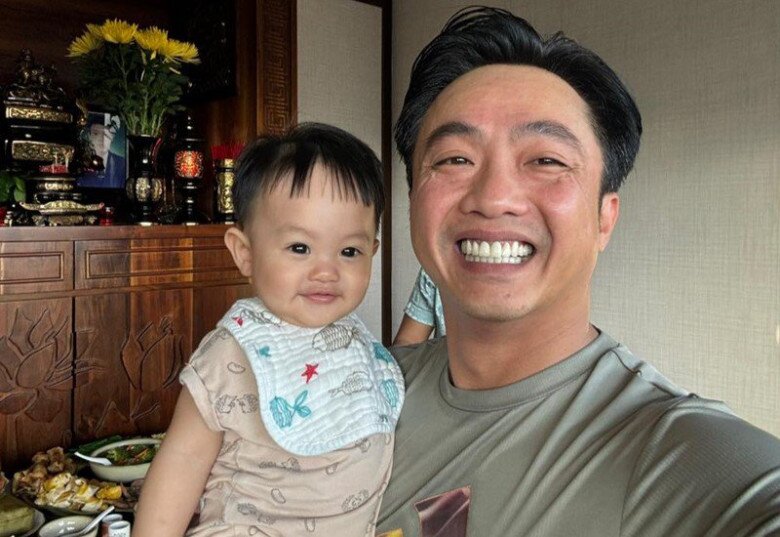 Nam doanh nhân tươi cười rạng rỡ bên quý tử Sutin.