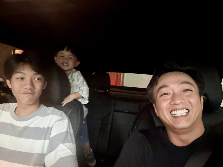 Cường Đô La tươi cười rạng rỡ bên cạnh 2 quý tử.
