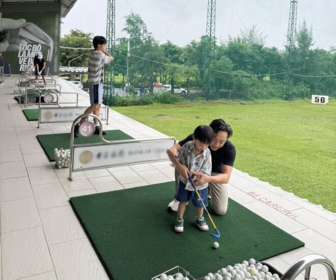 Cường Đô La dành cuối tuần để đi chơi cùng 2 con trai.