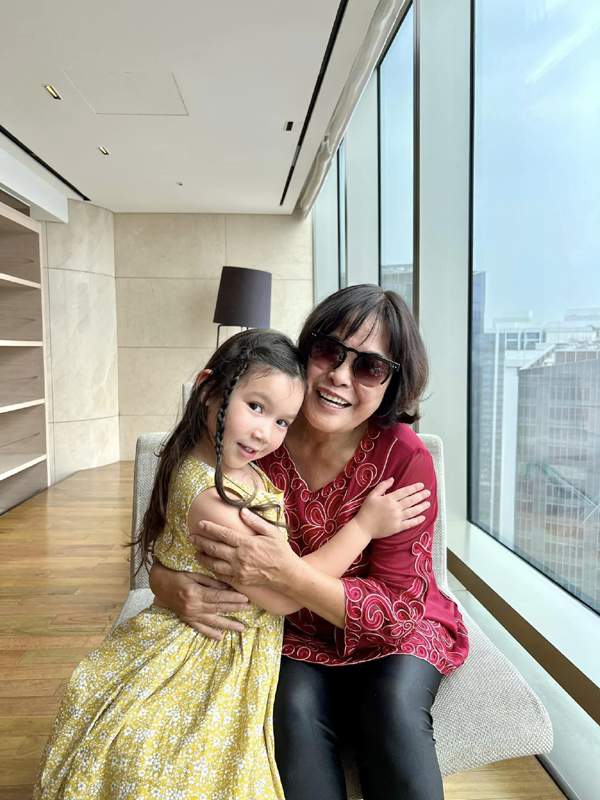 Nhà báo Nguyễn Võ Lệ Hà chụp ảnh cùng cháu gái Mia.