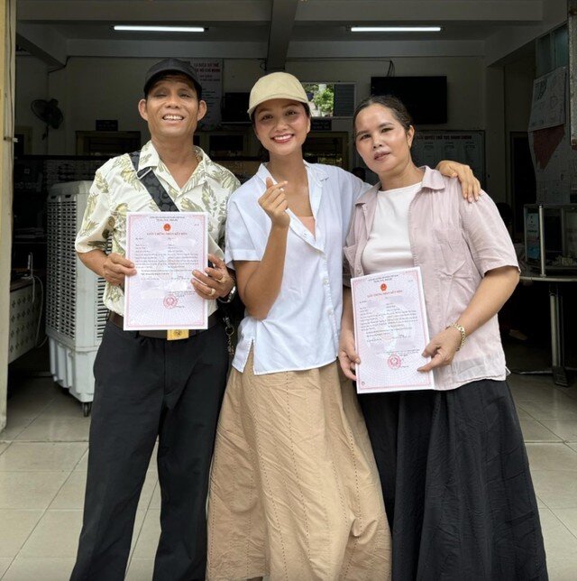 Bố mẹ HHen Niê có mặt trong ngày con gái đăng ký kết hôn.