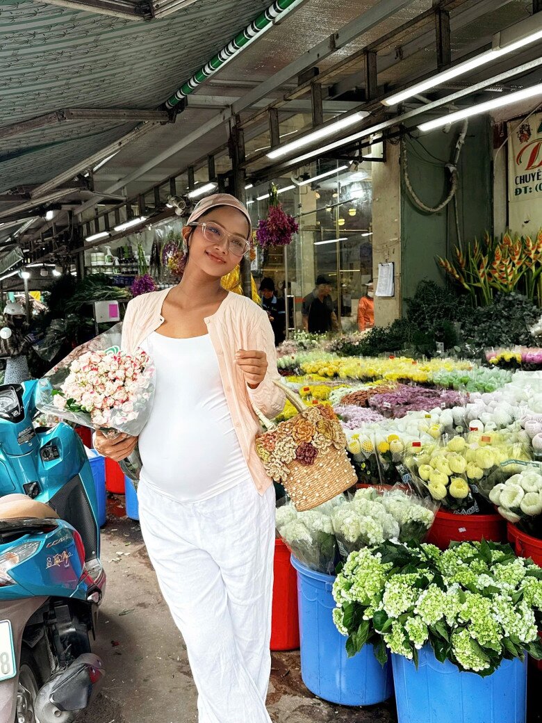 Nhan sắc rạng rỡ của nàng hậu khi đang ở những tháng cuối thai kỳ.