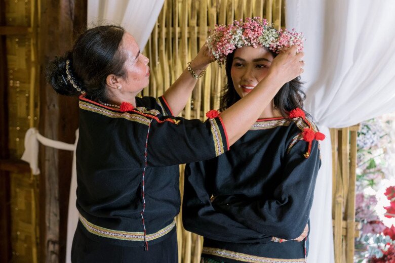 HHen Niê được mẹ ruột chăm lo trong ngày cưới.