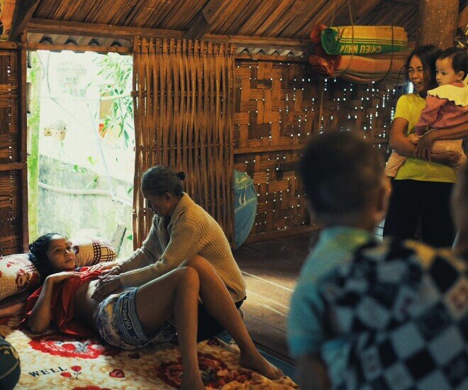 HHen Niê được bà đỡ trong làng giúp đỡ để em bé về đúng vị trí.