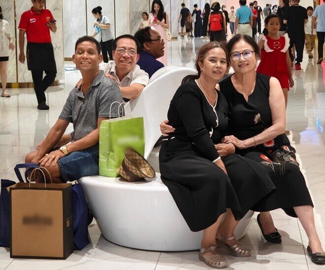 Bố mẹ chồng và bố mẹ ruột của HHen Niê vô cùng thân thiết.