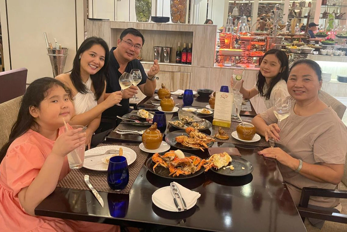 Hương Giang và ông xã người Trung Quốc hiện đang sinh sống ở Việt Nam.