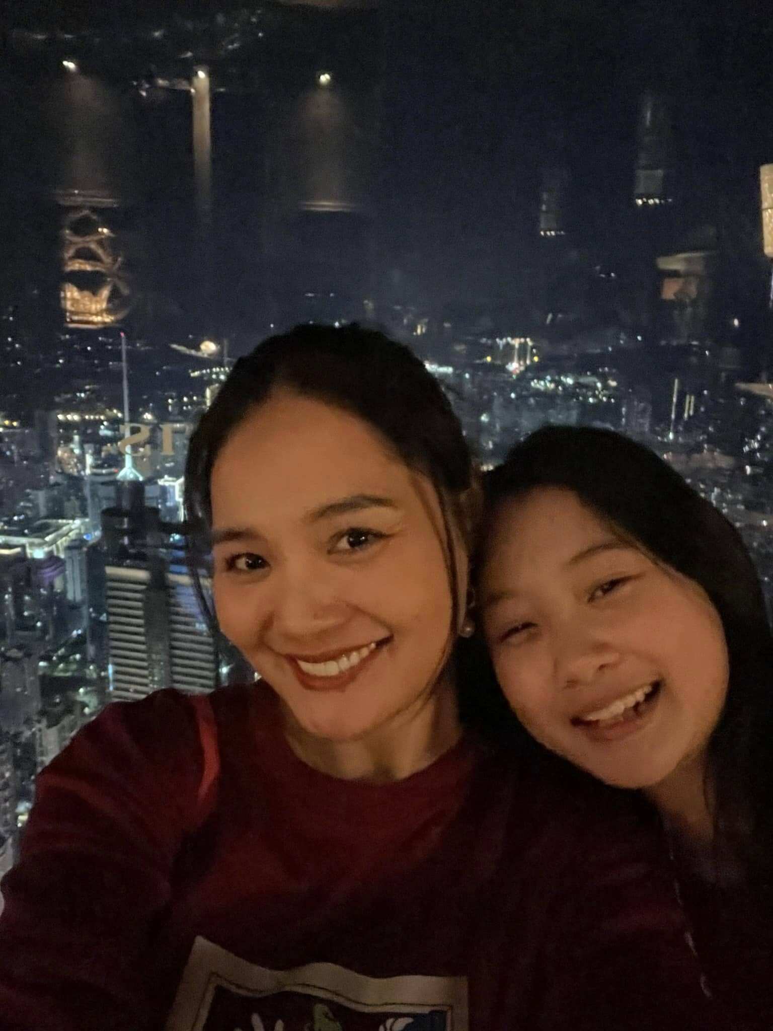 Nàng hậu hạnh phúc khi con gái ngoan ngoãn, hiểu chuyện và tự giác trong học tập.