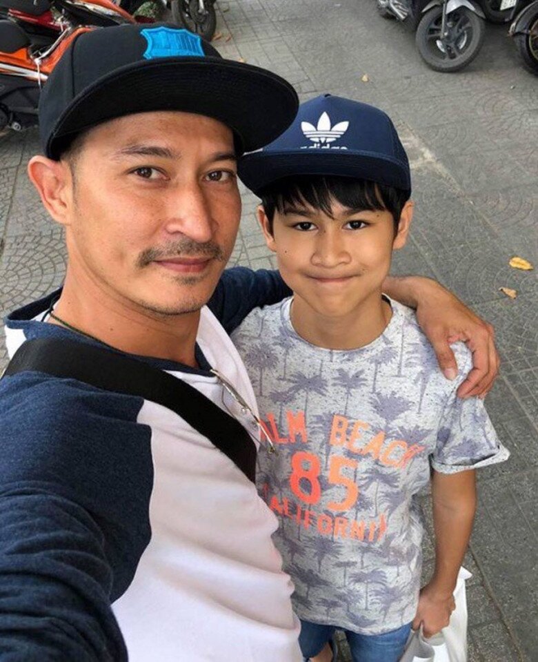 Huy Khánh chia sẻ hình ảnh cũ chụp cùng con trai Ghini.