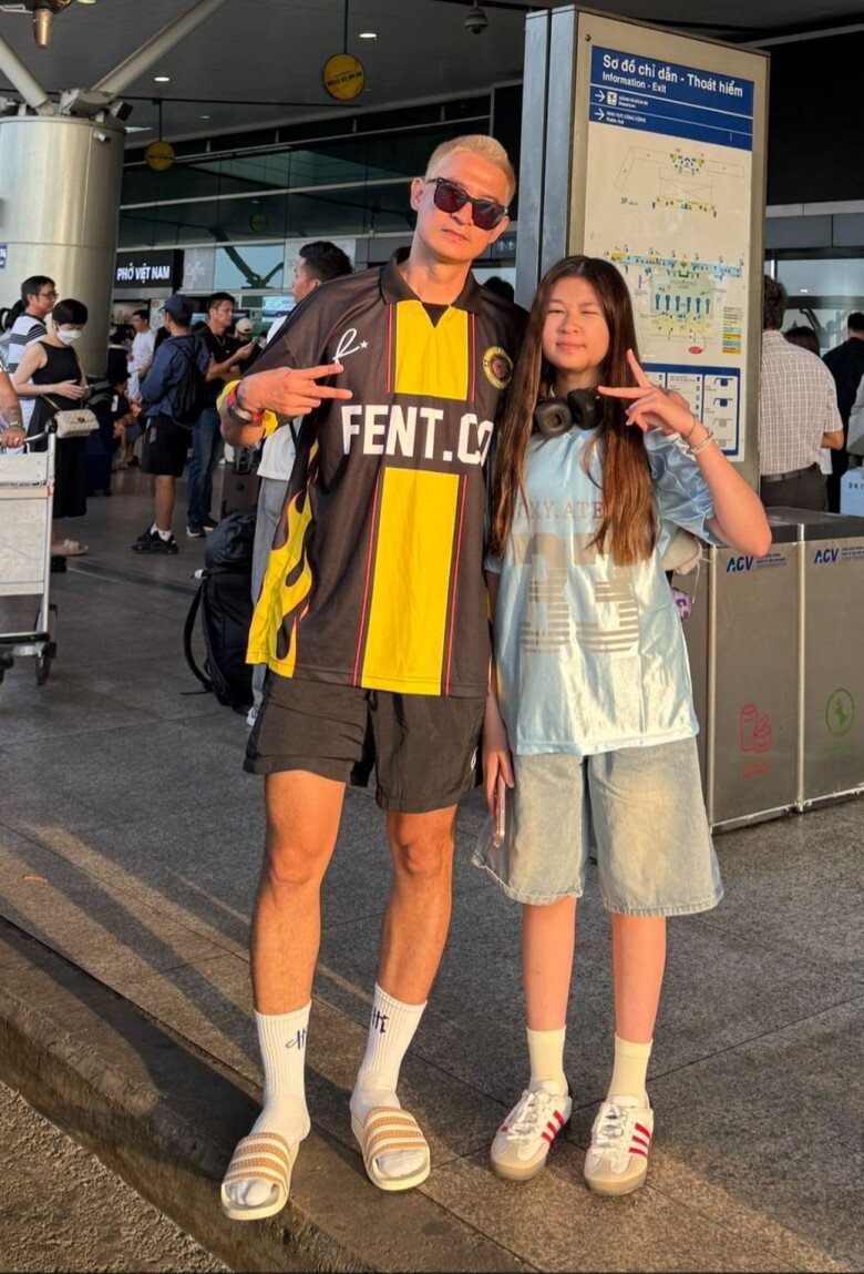 Nam diễn viên gây bất ngờ với gu thời trang sành điệu và mái tóc nhuộm vàng.