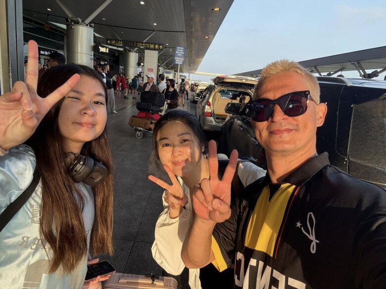 Huy Khánh khoe tóc mới khi ra tiễn vợ cũ và con gái sang Phần Lan.