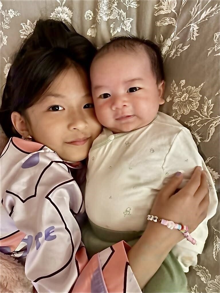 2 con của Lam Trường được nhận xét có nhiều nét giống nhau.