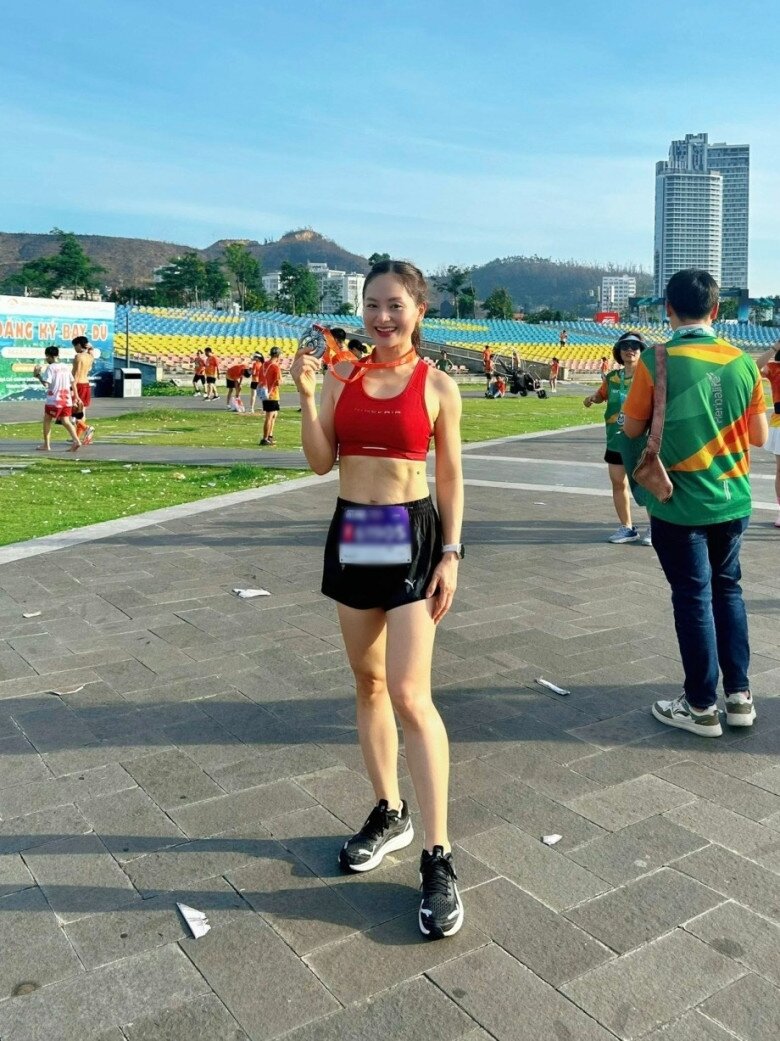 Nữ diễn viên khoe vóc dáng thon gọn, có cơ bụng khiến nhiều người trầm trồ.